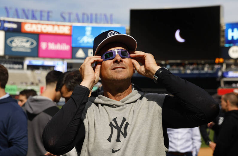 MLB》北美日食掀狂热 洋基赛前球员目睹天文奇景